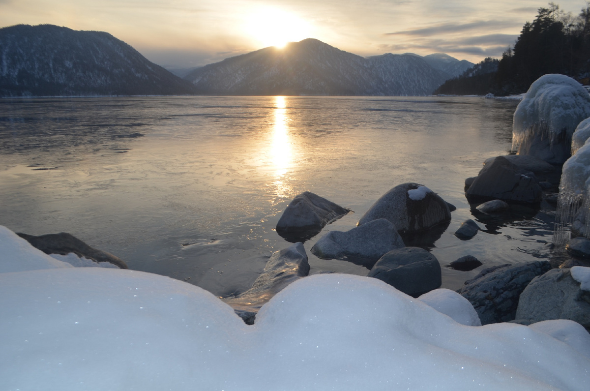 первая пленка льда на озере