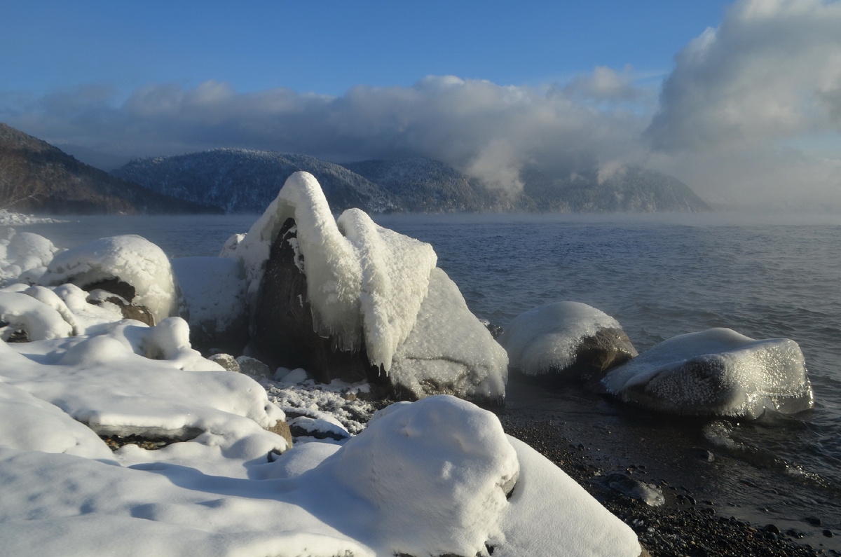 ледяные наплески припорошенные снегом