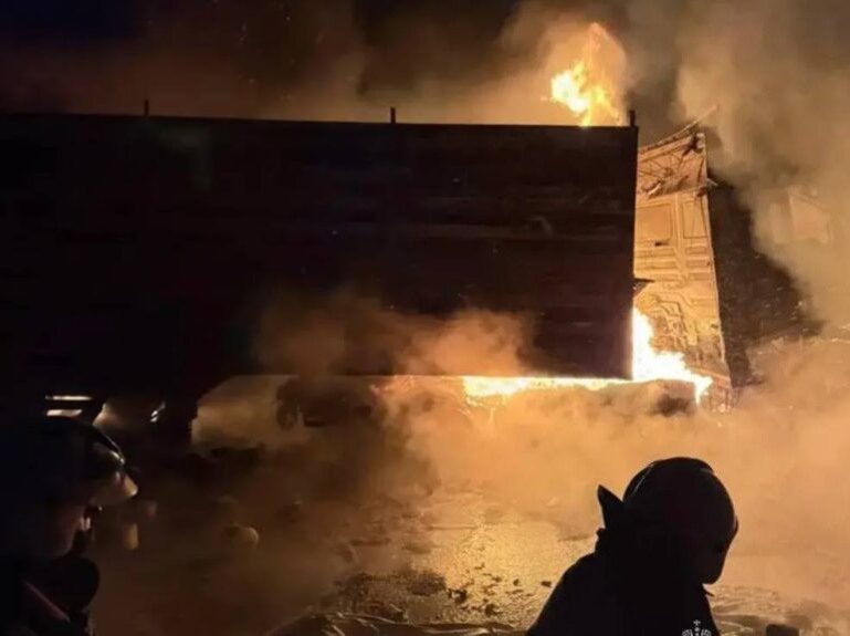    На трассе «Самара – Оренбург» после столкновения загорелись три фуры Оренбуржье