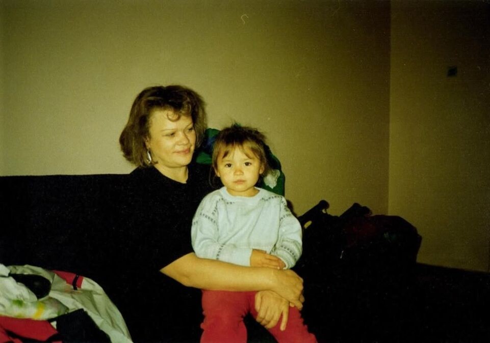    Ксения Шойгу в детстве с матерью. Источник: @ksenia_shoigu*