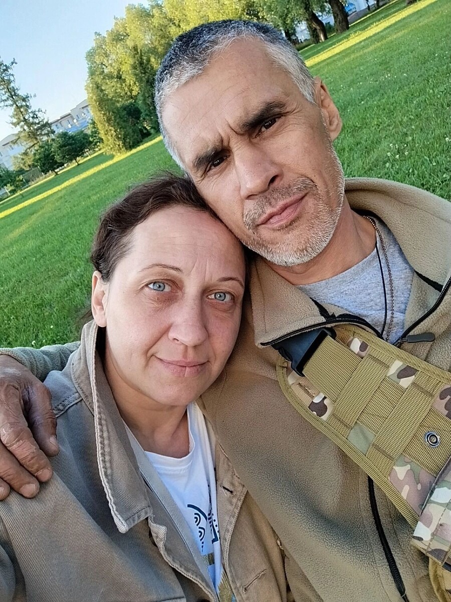    Пчелины — заботливые родители. Они купили дочери дорогую коляску, за 300 тыс. рублей (такую им бы никогда не предоставили бесплатно). Зато теперь можно с дочкой гулять   из личных архвиов Пчелиных