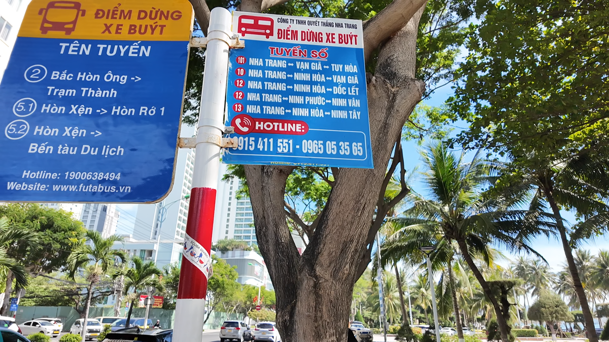 Например в Нячанге именно так выглядят остановки, но если не "помахать" водителю, то автобус промчится мимо.