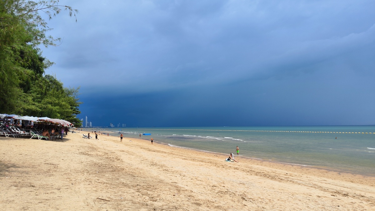В тропиках вам точно пригодятся только майка и шорты. Ну иногда ещё дождевик ))
