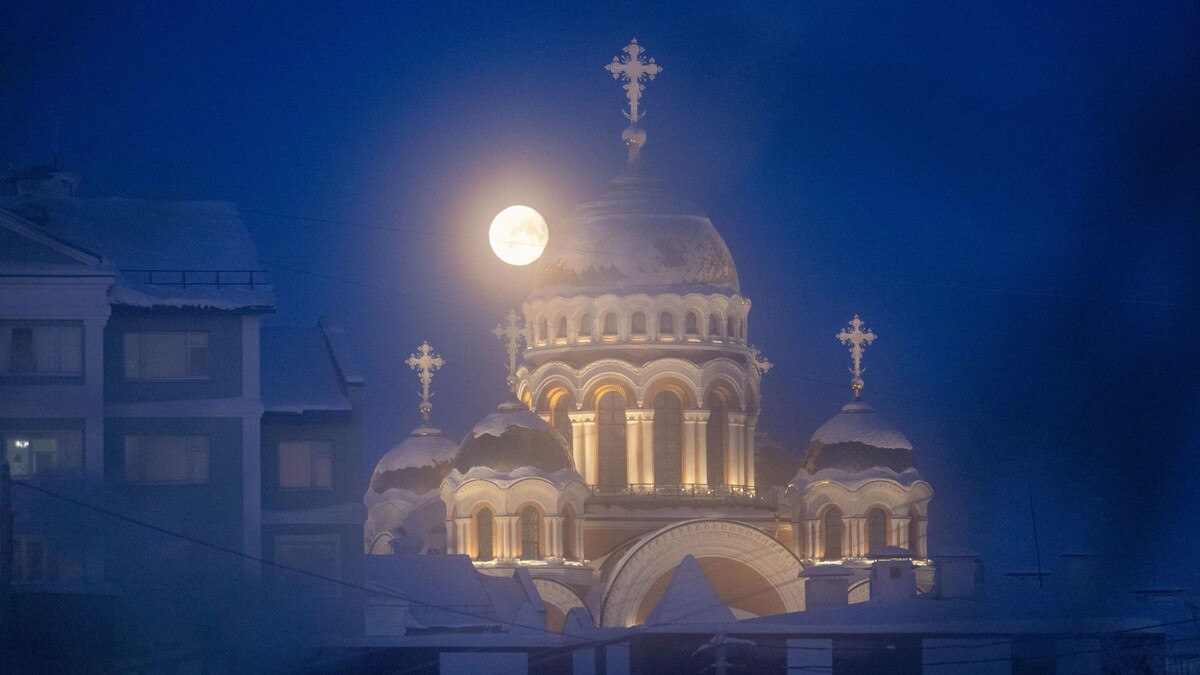    Снежная Луна в небе над Салехардом 2 февраля 2026 г. Фото: Фёдор Воронов / «Ямал-Медиа»