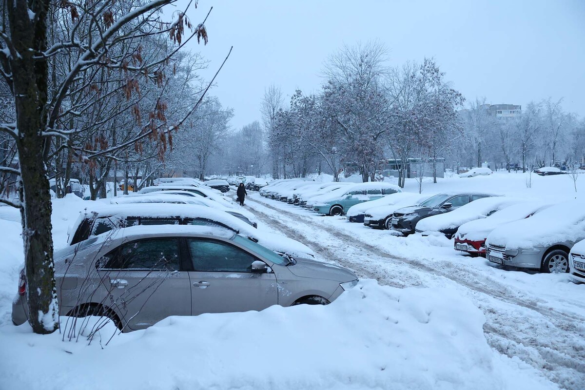  Парковка в минском дворе. © Павел Орловский, Times.by