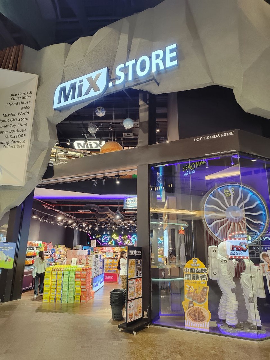  Витрина магазина MixStore в торговом центре