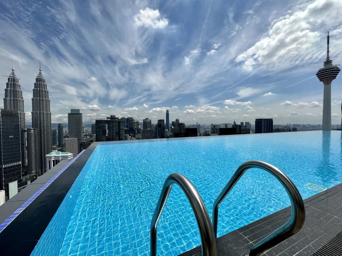   Бассейн на крыше Platinum Suites с видом на городской пейзаж Куала-Лумпура
