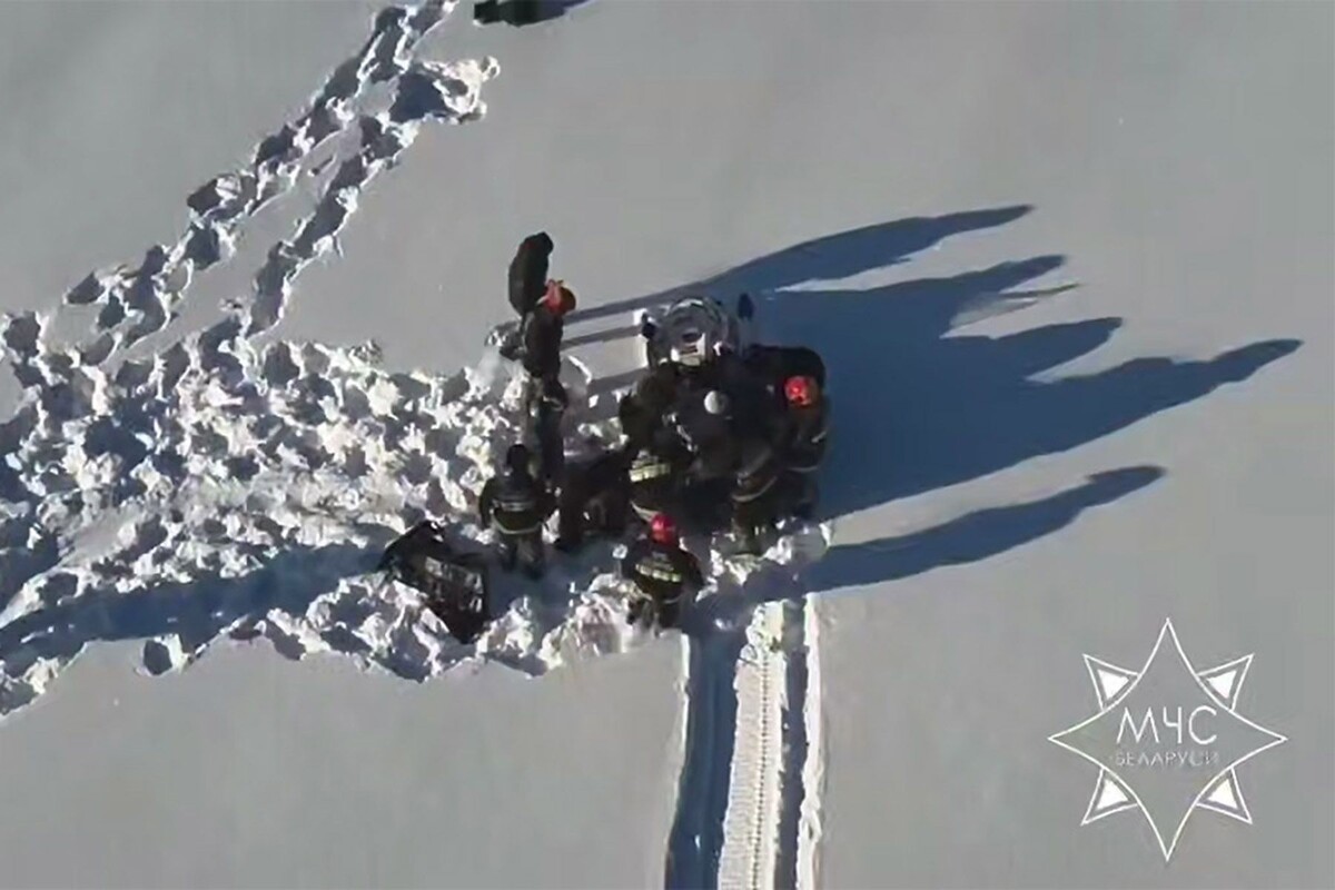  Кадр из видео со спасением замерзающего в поле человека. © Freepik.com