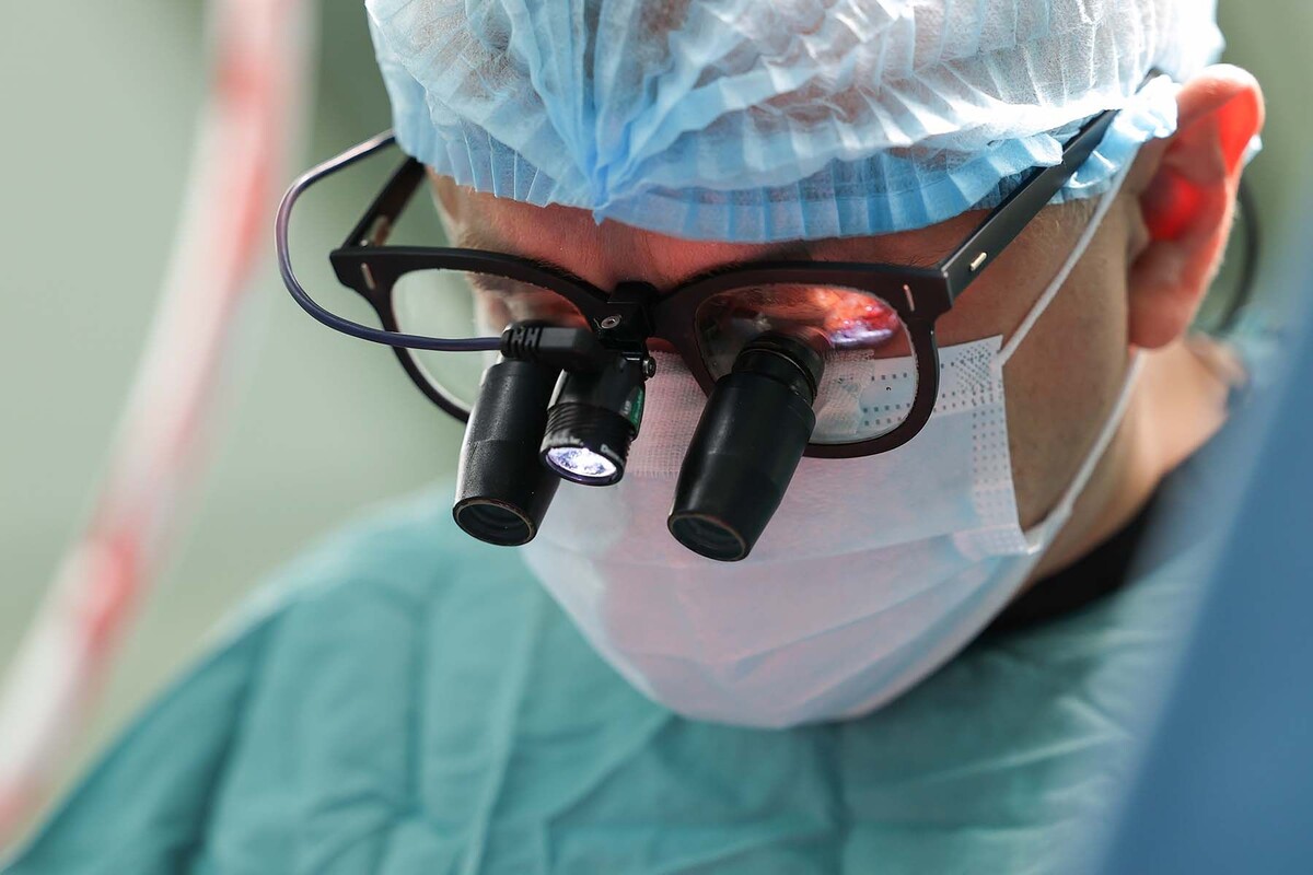  Врач во время операции. Фото носит иллюстративный характер. © Антон Вергун / ТАСС