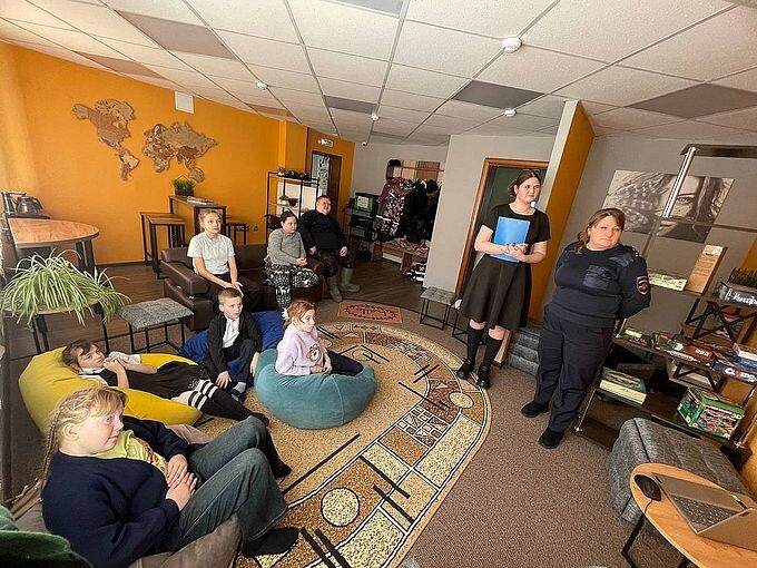 Дети смотрят на экран телевизора