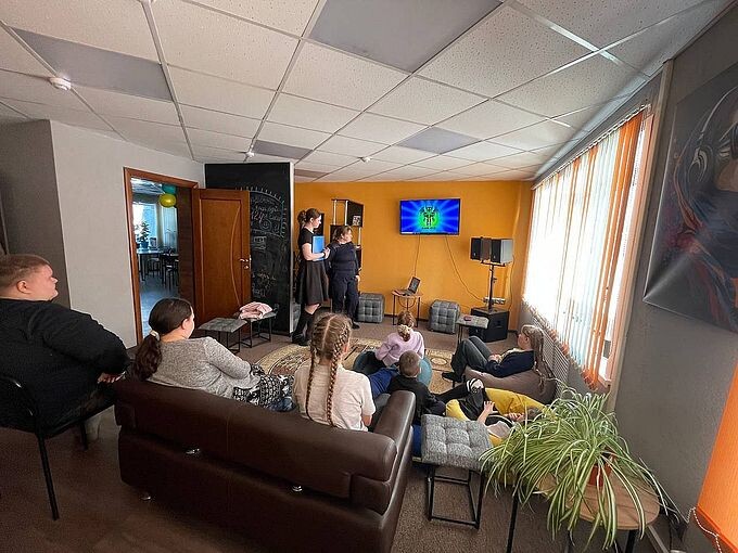 Краузе Светлана Александровна и Кудряшева Наталья Александровна показывают детям видео