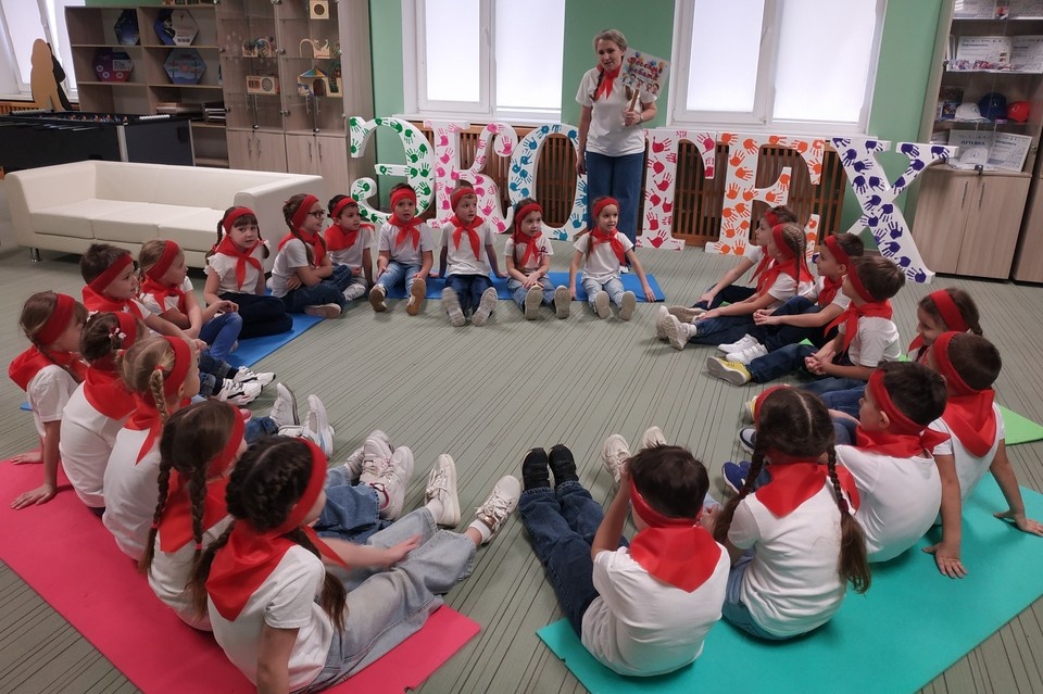    Дети пели походную песню у импровизированного костра. Лиля Голова