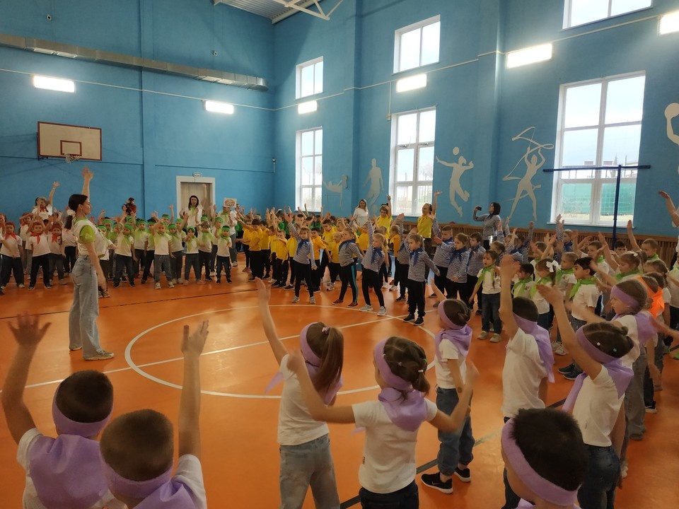    Спортзал школы превратился в лесную поляну с полосой препятствий. Лиля Голова