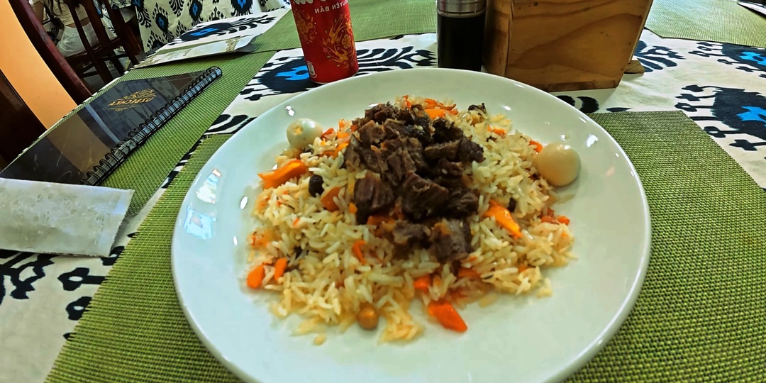 Заплатил 70 000 сумов за плов во Вьетнаме. Пожалел что пришёл в Узбечку.