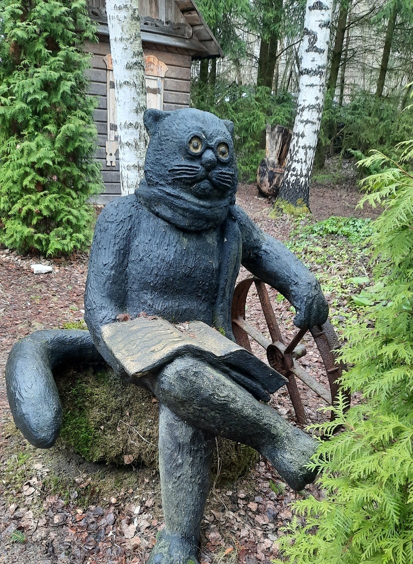 кот ученый сидит у музея Истоки в городе Боровичи, а создал тот музей Николай Георгиевич Алексеев. Чудесное место! Фото автора. 