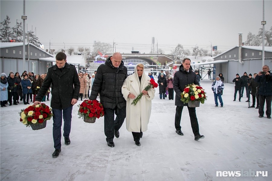 30 февраля к памятнику Ивана Ярыгина перед Дворцом спорта почетные гости возложили цветы

