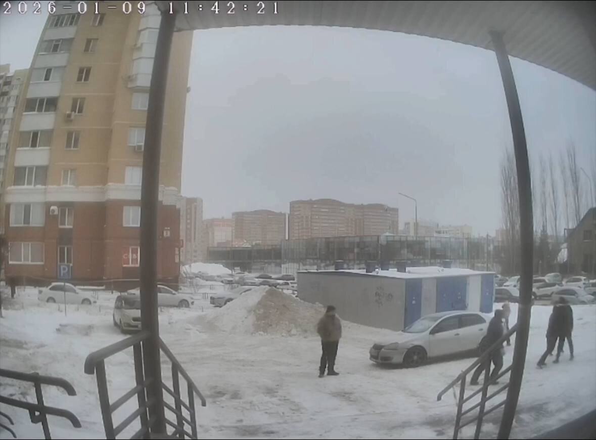    Кто ударил первым? В Оренбурге во время уборки снега подрались директор УК и местный житель