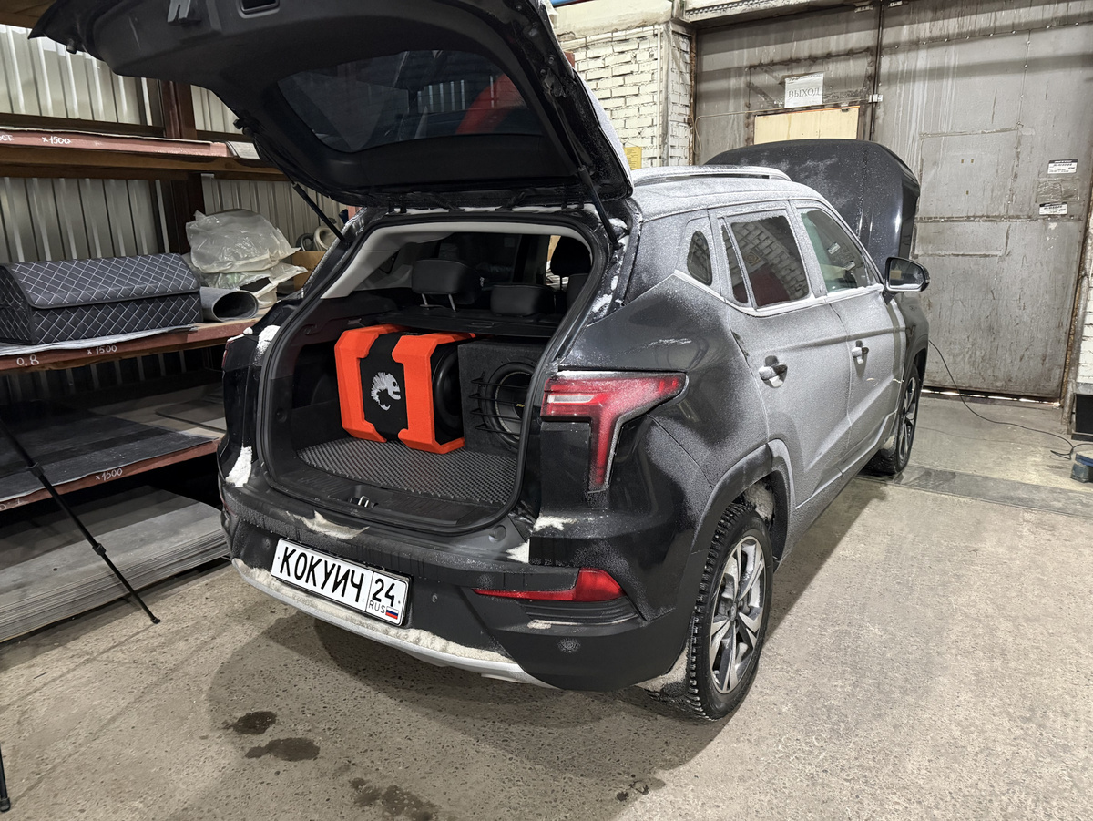 Промезший металл за ночь, моментально покрывается инеем