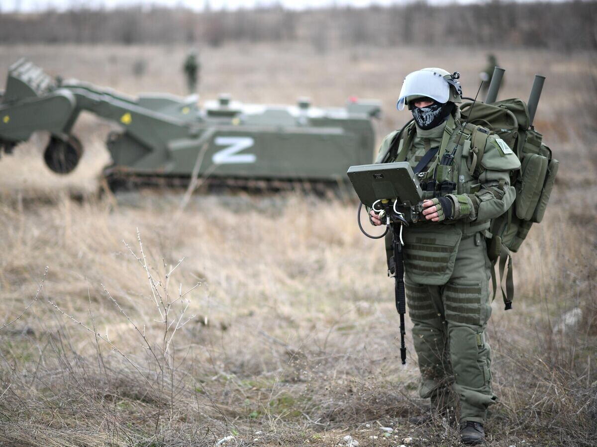    Военнослужащий инженерных войск ВС РФ демонстрирует робототехнический комплекс разминирования "Уран-6" в Луганской области | © РИА Новости / Алексей Майшев
