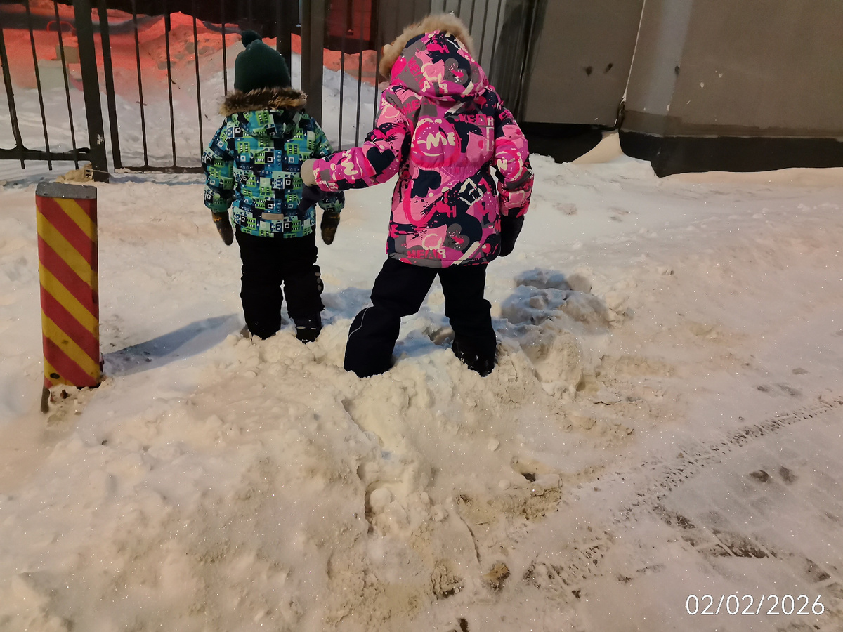 Трактор прошёл по тротуару. Подходы к дому естественно не чистят несколько раз на дню. 
