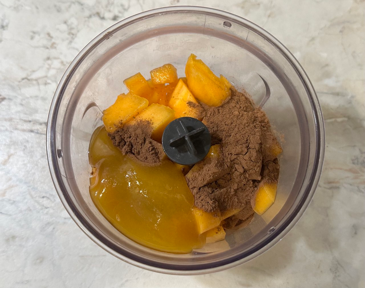 Приготовление ПП-десерта из хурмы, какао, мёда. Фото автора