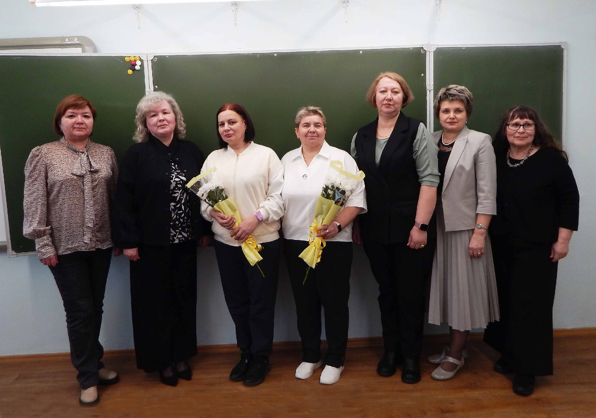 Мария Захарова и Елена Бобченок (в центре, слева направо) с членами жюри.