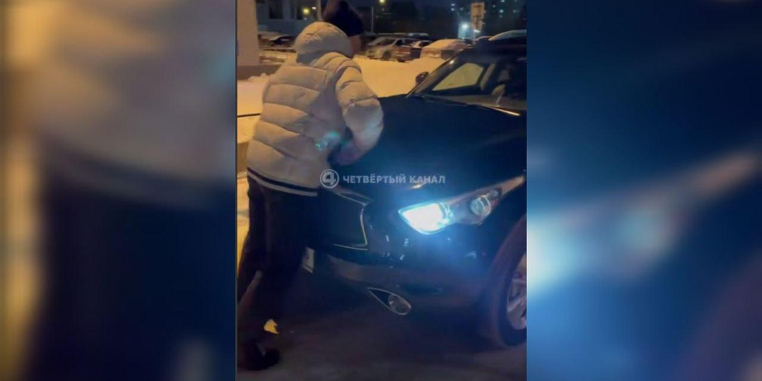 Автохам на Infinity сломал шлагбаум, чтобы припарковаться в закрытом дворе на ЖБИ