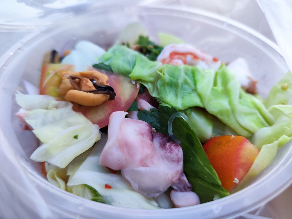 Но самая вкусная и свежая еда конечно же на азиатских рынках.