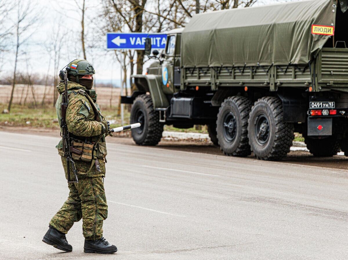    Миротворец ВС РФ у КПП МС на трассе Бендеры-Кишинёв в Приднестровье | © РИА Новости / Артем Кулекин