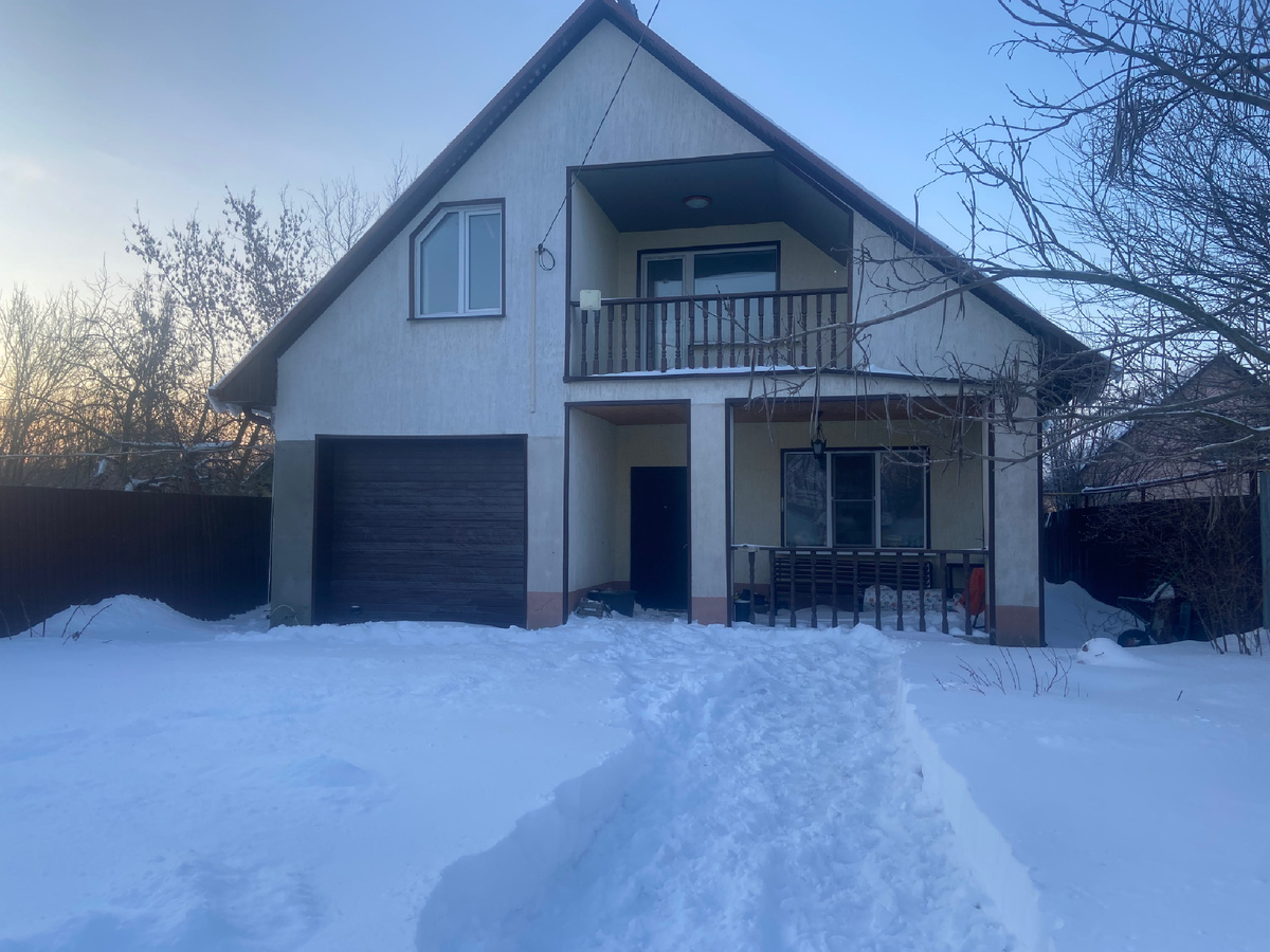 Тропинка к дому. До сугробов еще не добрались.