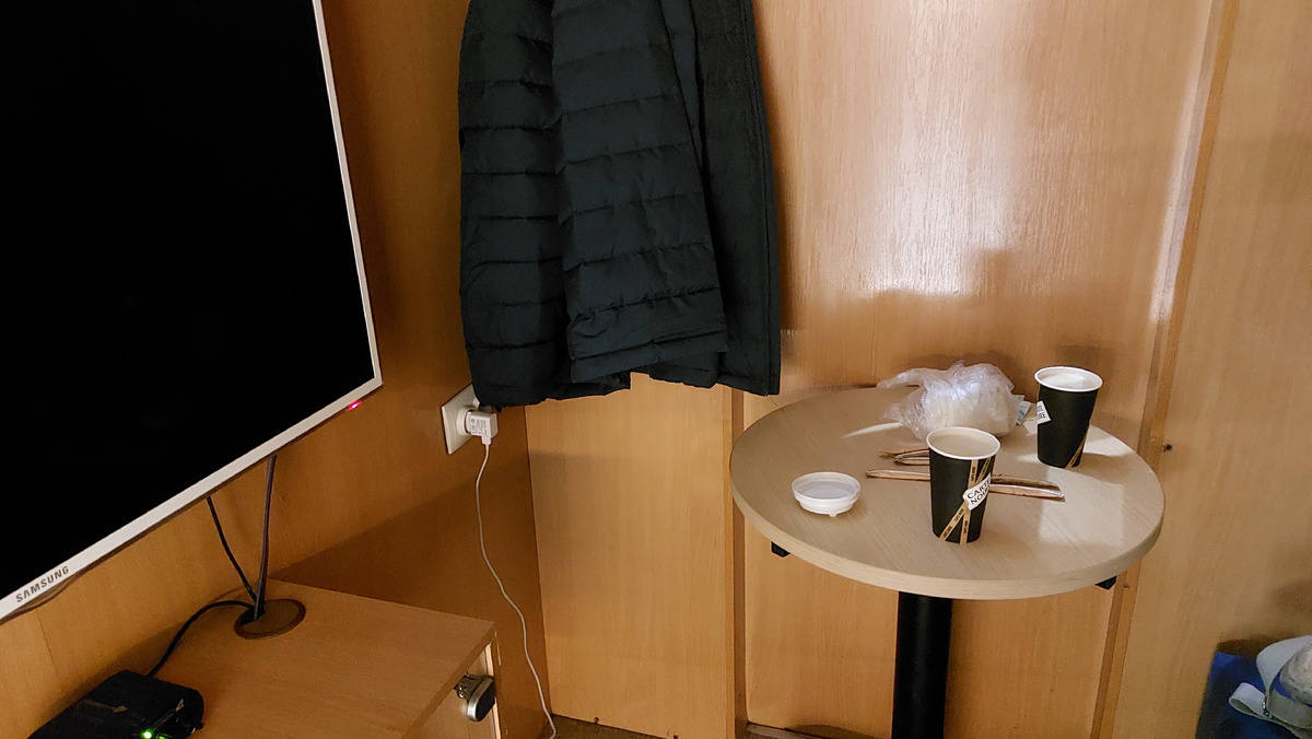 Кабинка для отдыха изнутри, справа диван, но он занят