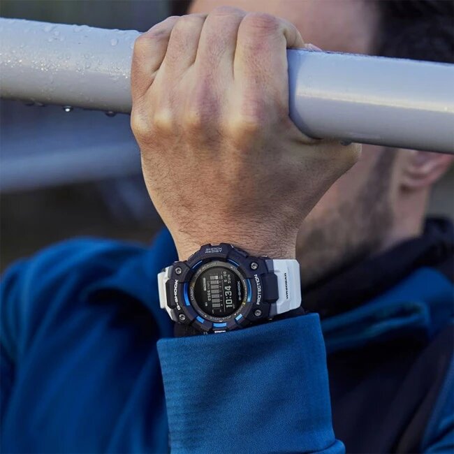 Часы G-Shock GBD-100-1A7 на белом ремешке и в черном корпусе. Оснащены шагомером и Bluetooth