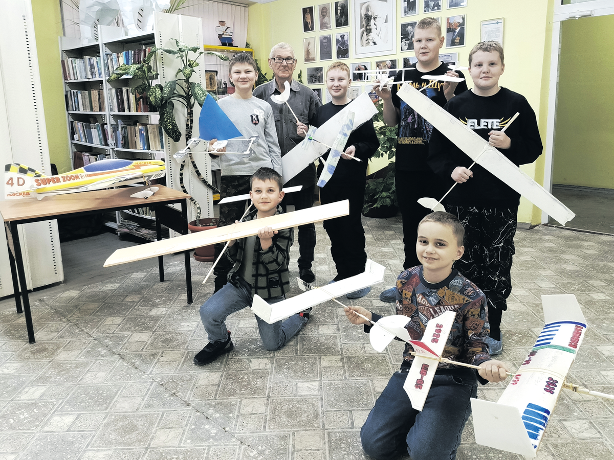 Виктор Подкорытов и его икаровцы: Николай Деев, Егор Шаламов, Кирилл и Михаил Палько,
Виктор Локотаев, Олег Шибалов