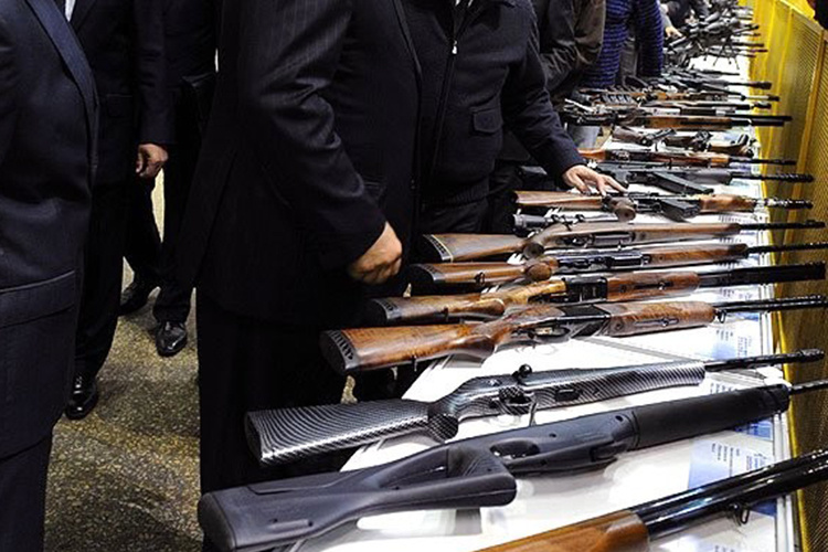    «Не секрет, что оборонные предприятия брали и продолжают брать большие кредиты. Причем, в условиях катастрофических процентов они с большей вероятностью обанкротились бы, но казна помогает им в субсидировании процентной ставки и тем самым сохраняет их на плаву».   
Фото: http://kremlin.ru/