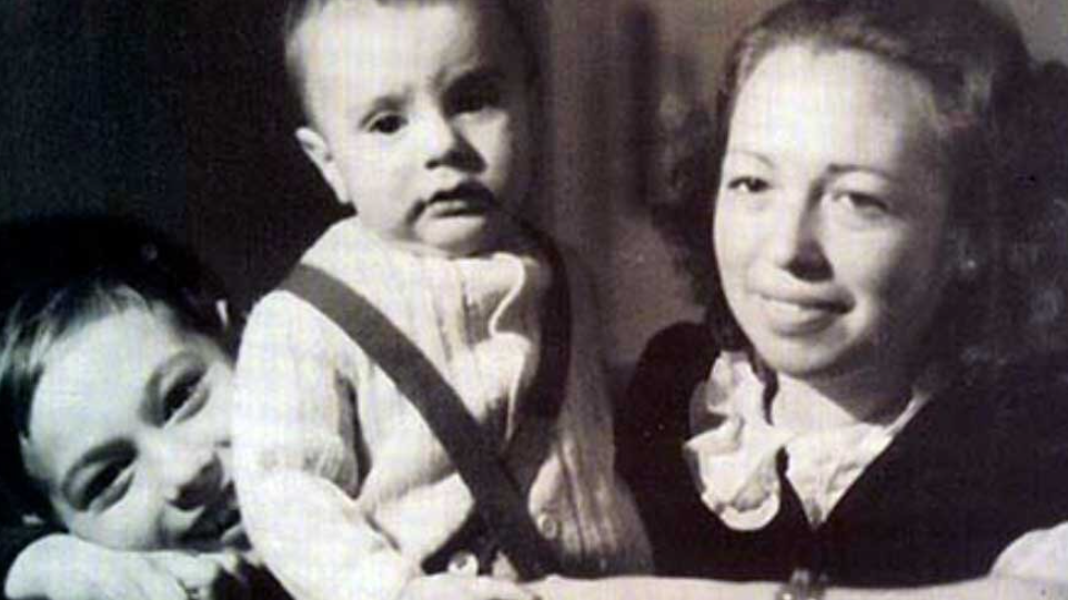 Никита и Андрей в детстве с мамой, Натальей Кончаловской. Фото: соцсети