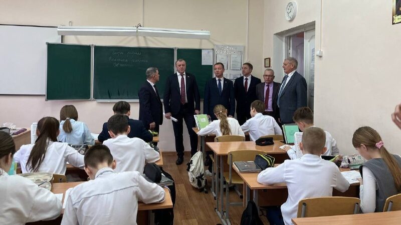     Олег Димов осматривает гимназию № 1 Бугуруслана. Фото: партия Единая Россия.