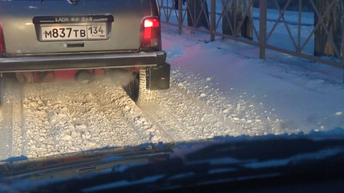    Водители жалуются на снег на проспекте Металлургов и улице Кузнецова   Виталий Харькин / Вконтакте