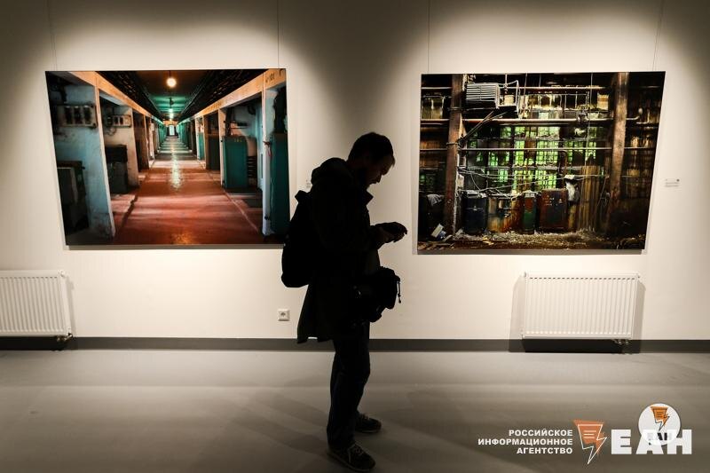    ЕАН / Человек в картинной галерее