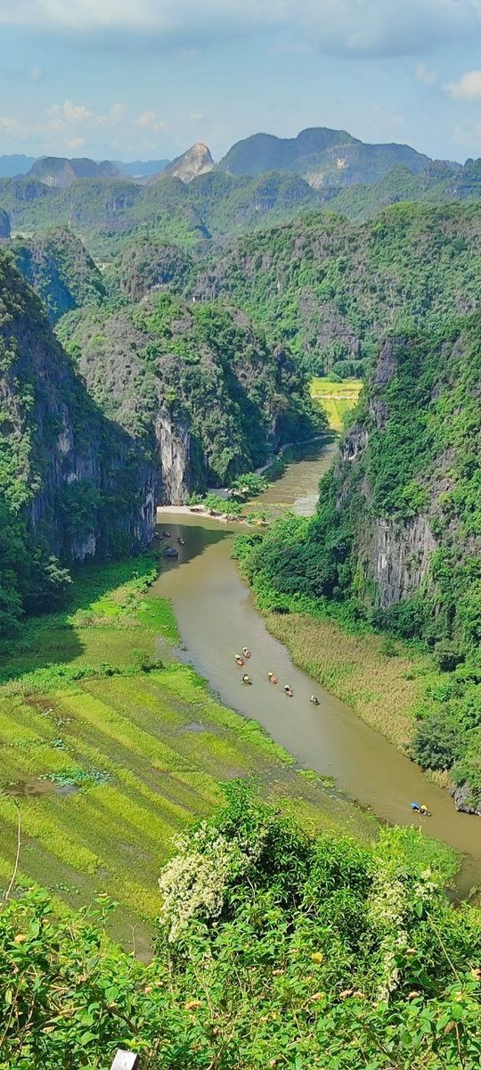 Лодки с туристами плывут по Там Кок