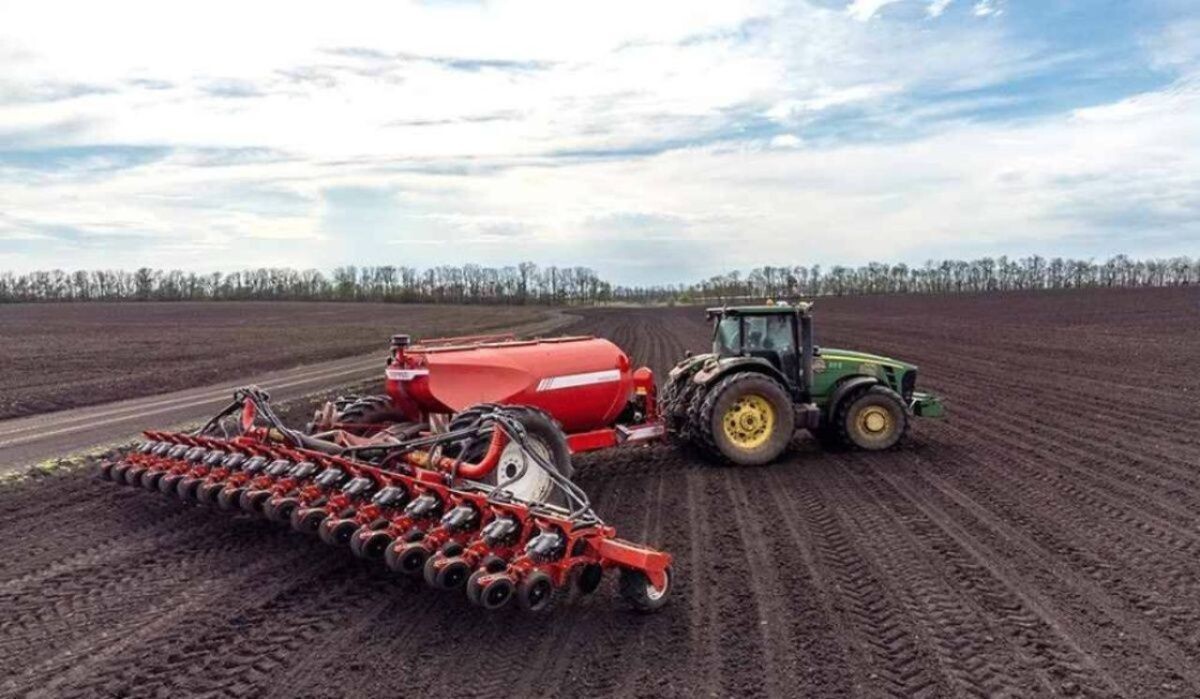     Техника на полях. Источник: rg.ru Автор фото: Виталий Тимкив