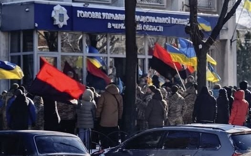    В Черкассах прошёл автопробег и митинг военных в защиту побратима-убийцы четверых полицейских