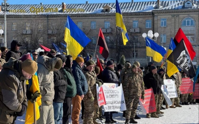    В Черкассах прошёл автопробег и митинг военных в защиту побратима-убийцы четверых полицейских