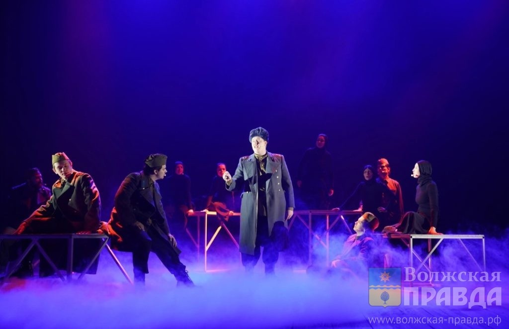 Фото предоставлено пресс-службой администрации города📷    На войне сюжета нет: МАТ представил волжанам премьеру «Василия Тёркина»
