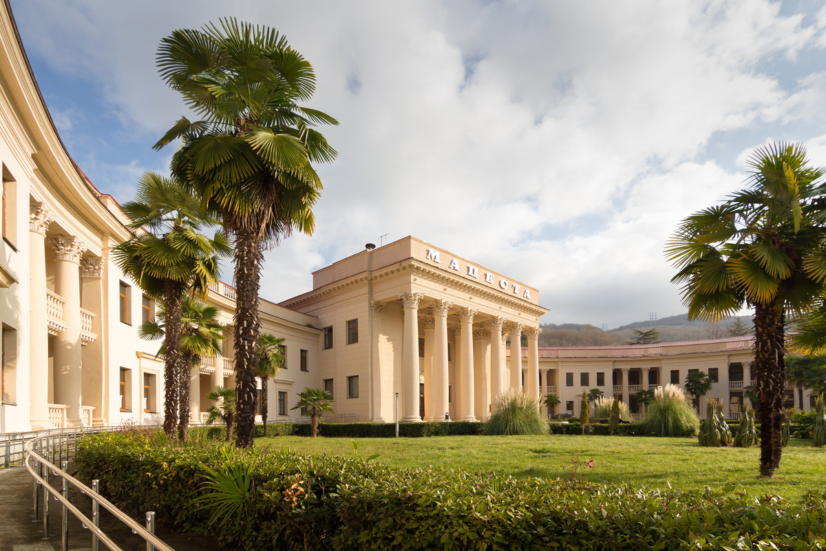 Главное здание бальнеокомплекса "Мацеста" в Сочи