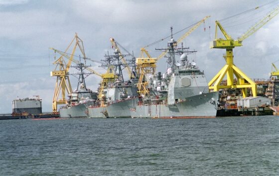     Постройка крейсера УРО и двух эсминцев типа «Арли Бёрк» на верфи Ingalls Shipbuilding в 1994 году / Фото: «Википедия»