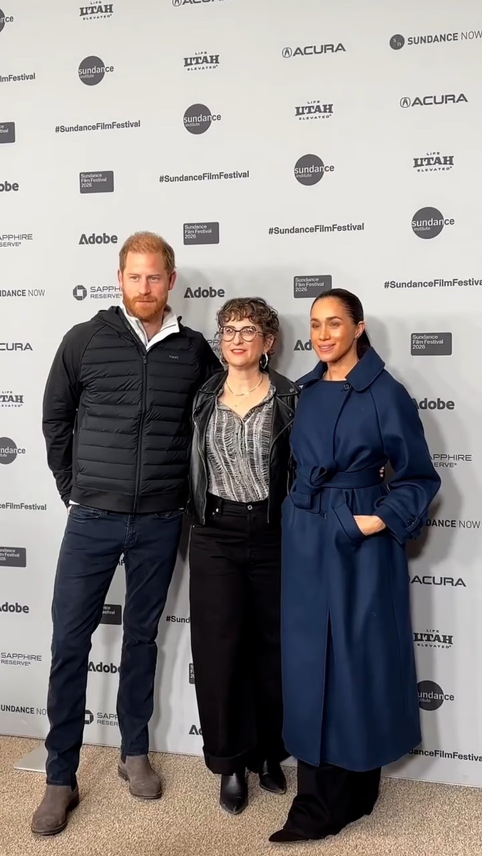 Принц Гарри, режиссер продюсируемого Сассекскими фильма "Королевы печенья" Алиса Нахамиас и Меган Маркл на кинофестивале "Сандэнс".