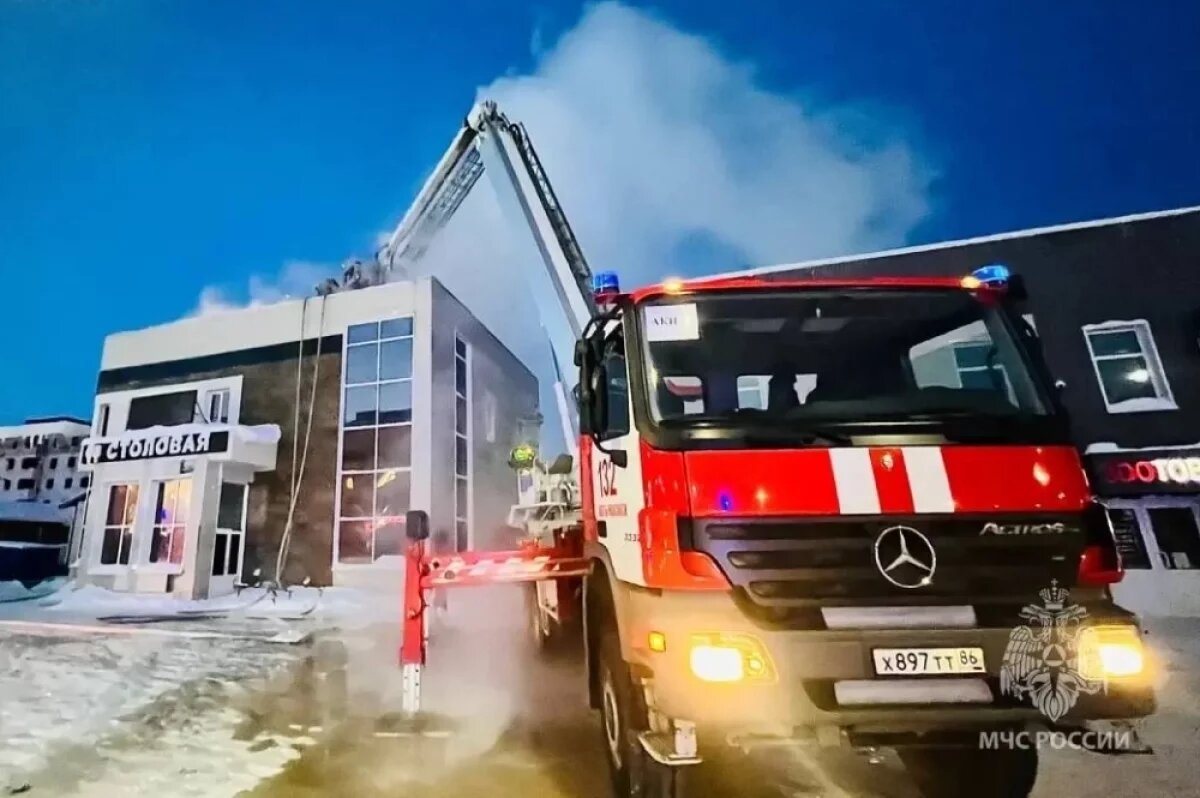    В Ханты-Мансийске из-за пожара перекрыли улицу Калинина