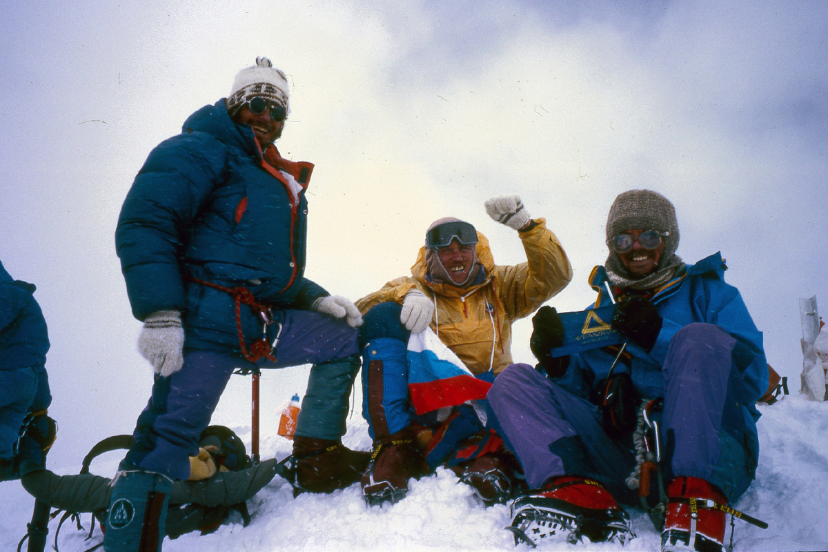 Андрей Волков (в центре), Иван Душарин и Александр Герасимов на высочайшей вершине мира – Эвересте. 12 мая 1992 года