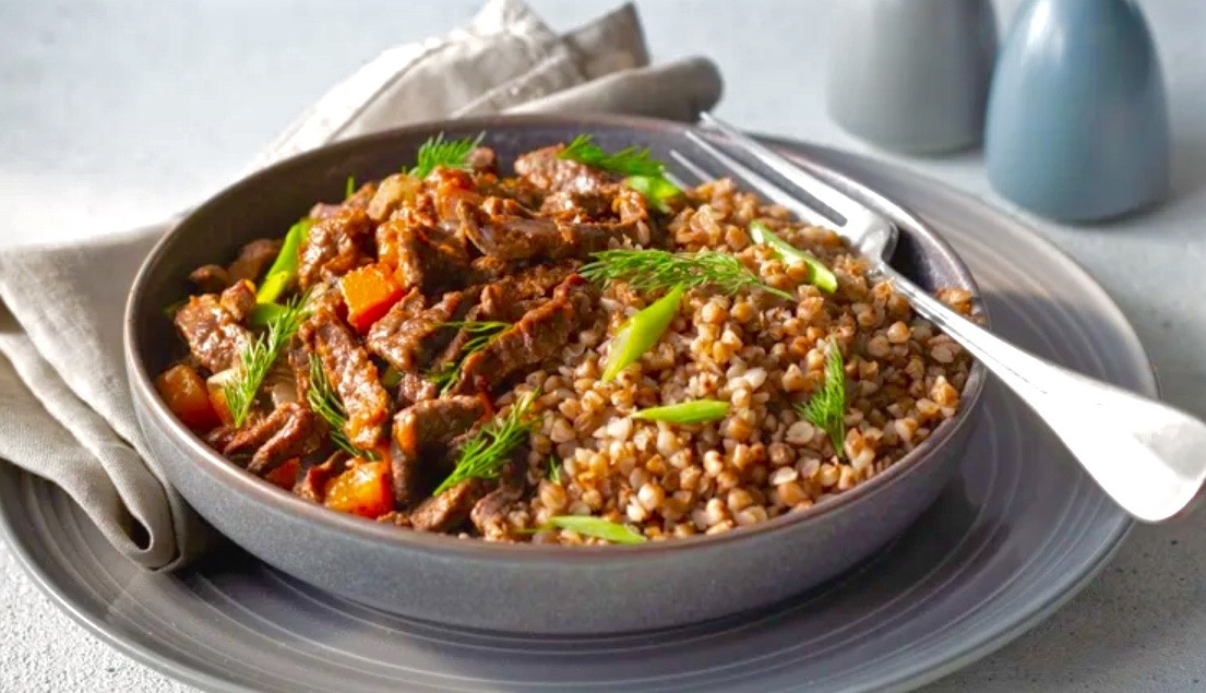 Бефстроганов в винном соусе с гречкой.