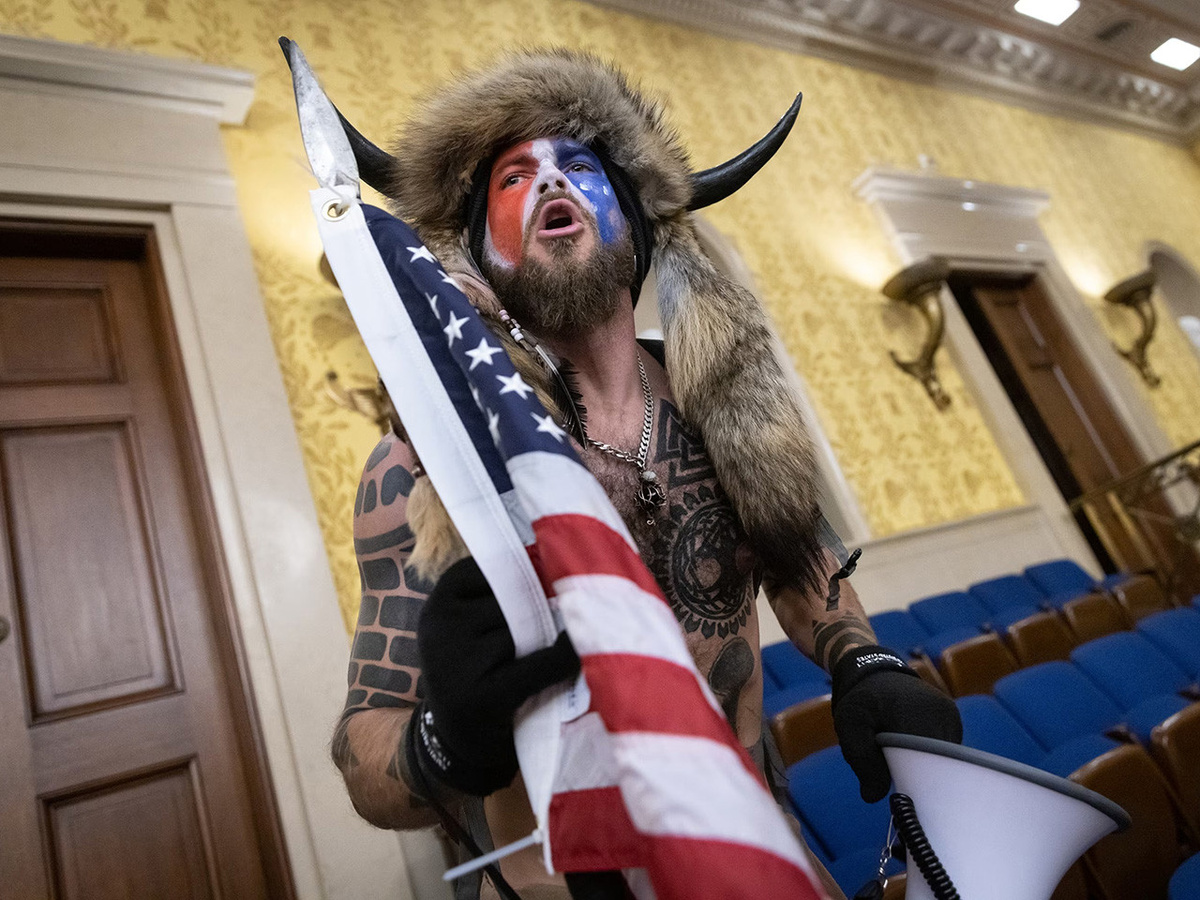 QAnon – так именуют теорию заговора ее сторонники, которые верят в тайную войну Дональда Трампа против глобальной секты сатанистов-педофилов. Также они склонны интерпретировать любые мировые события как часть великого плана по очищению мира.  📷
